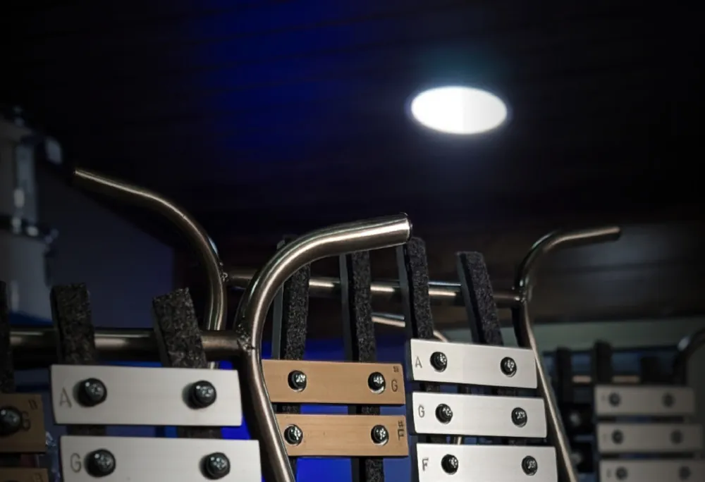 Marcos de liras colgados en el taller bajo la luz