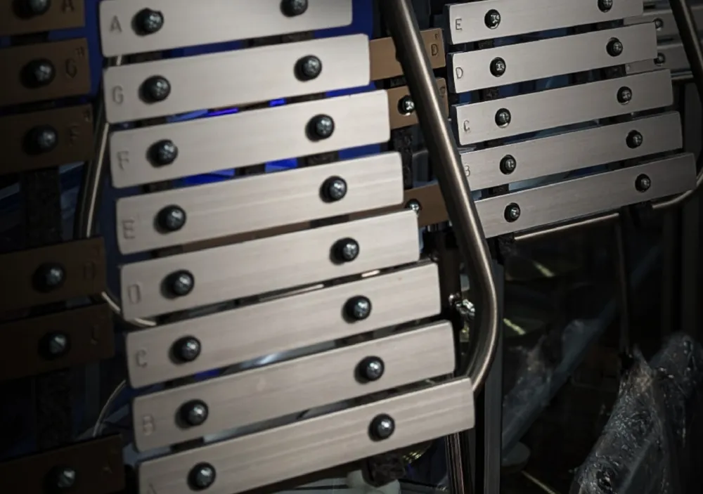 Teclas de aluminio de varias liras alineadas en el taller